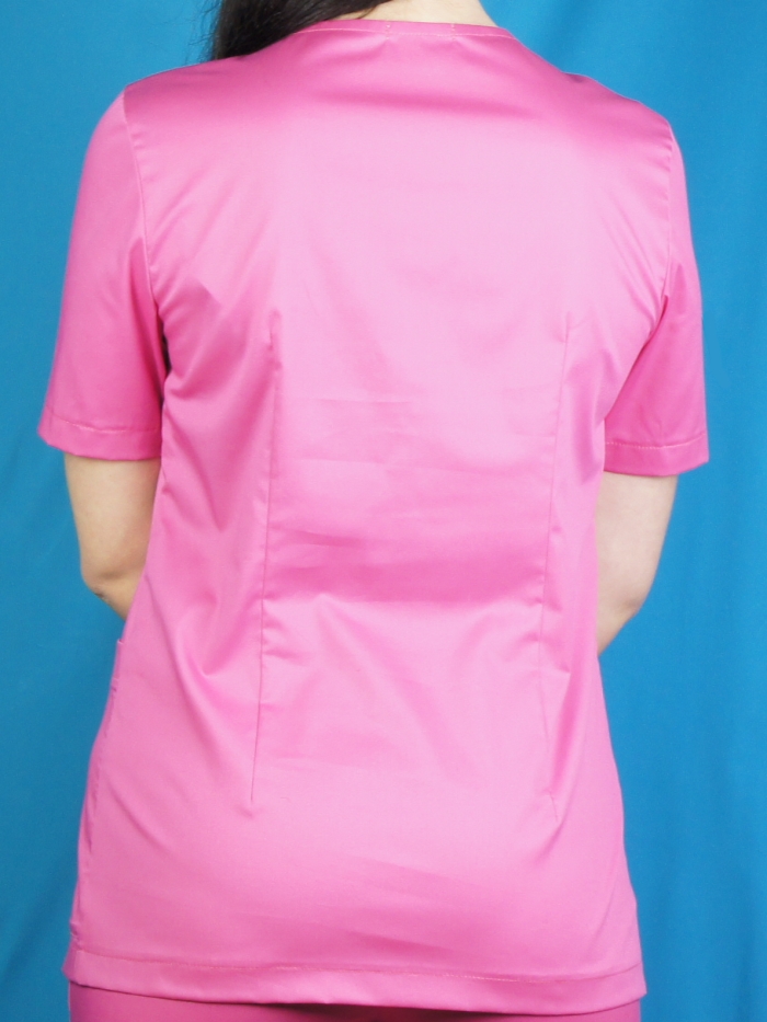 розовая медицинская блузка, женская розовая медицинская блузка, розовая хирургичка с v-образным вырезом, женская приталенная розовая медицинская блузка с белым вырезом, розовая женская приталенная хир